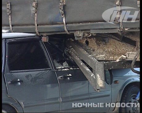 Под Екатеринбургом легковушка залетела под фуру. Жертв удалось избежать, как ни странно, благодаря хрупкости отечественных автомобилей. ФОТО, – от которых мурашки по коже 